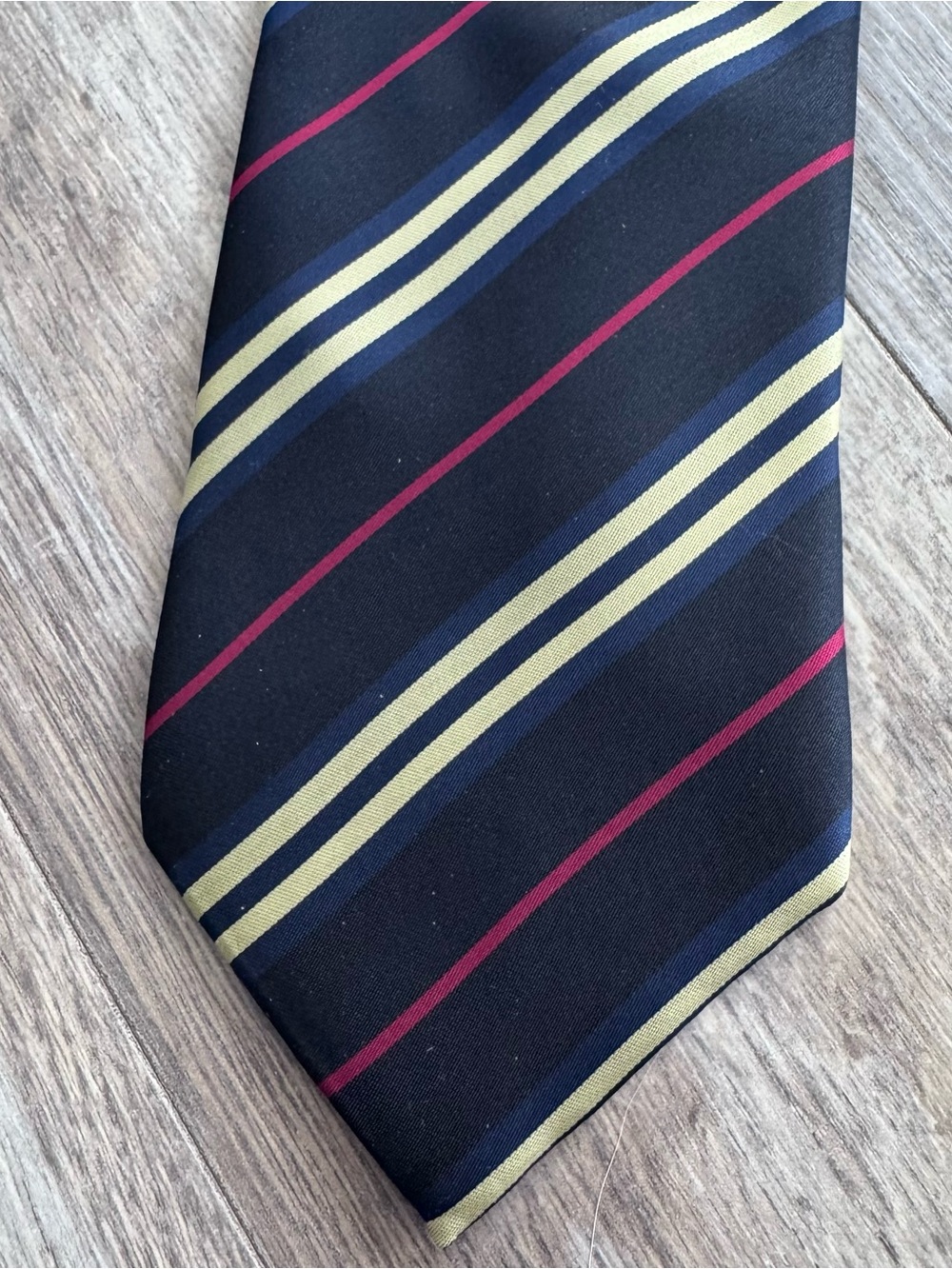 Burberry London Silk Classic Navy Diagonal Stripe Tie with Cream & Red Accents - Picture 2 of 8